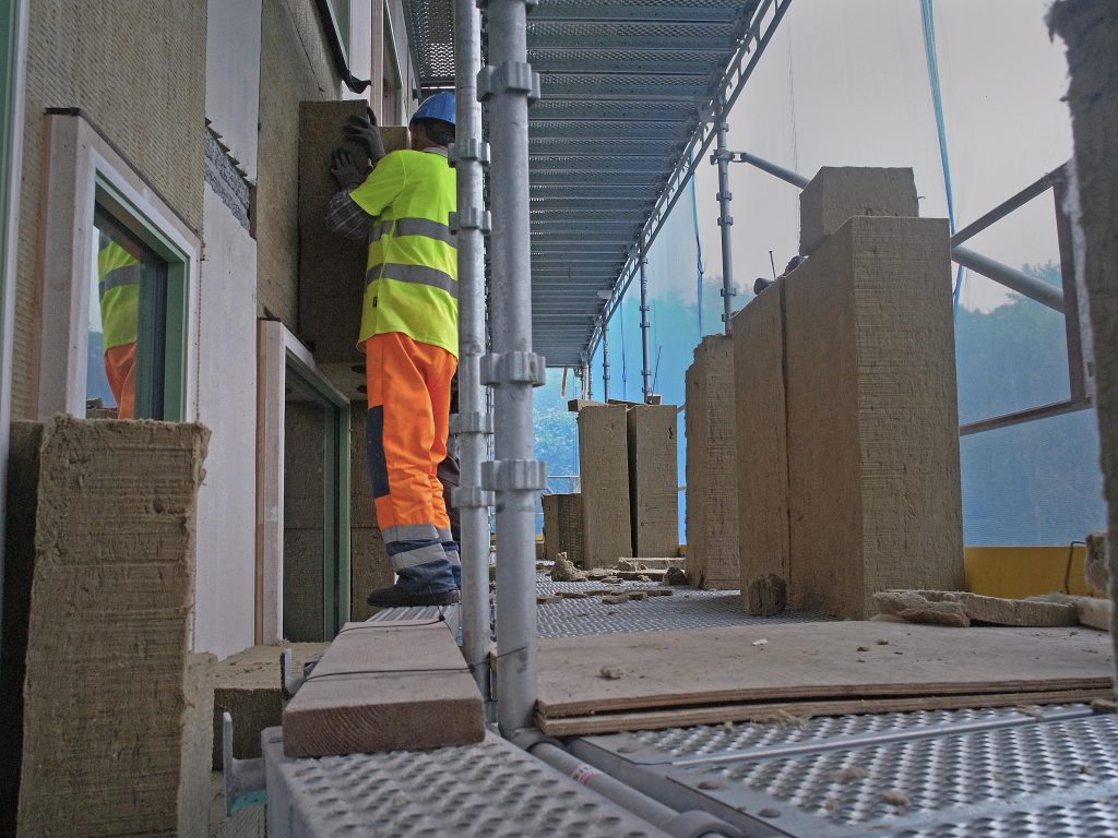 Isoleringen ska vara 25 cm och någon cm luftspalt, tjock.